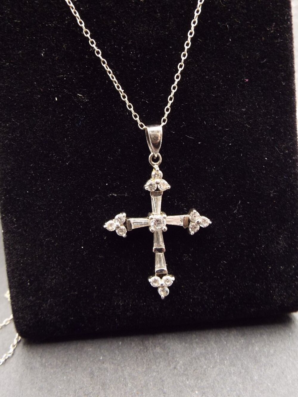 VINTAGE ITALIAN STERLING SILVER BUDDED CROSS CRYSTAL PENDANT NECKLACE M